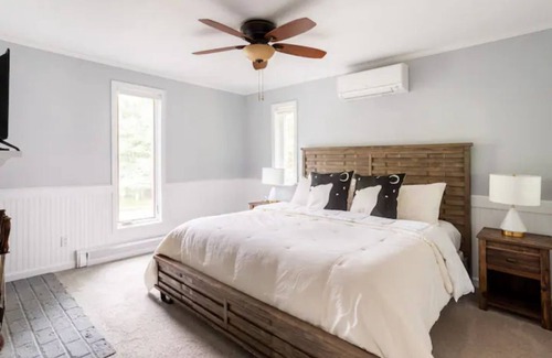 Freehold House | Modern Farmhouse with Pool in the Catskills