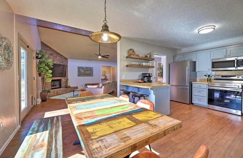 Fayetteville House | Modern Fayetteville Home Less Than 1 Mi to U of A!