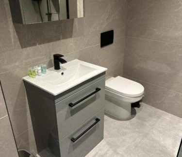 West Finchley Apartment | Modern Finchley 2BR Sleeps 6