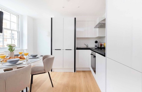 Fitzrovia Apartment | Modern Fitzrovia 1BR with Balcony by Soho