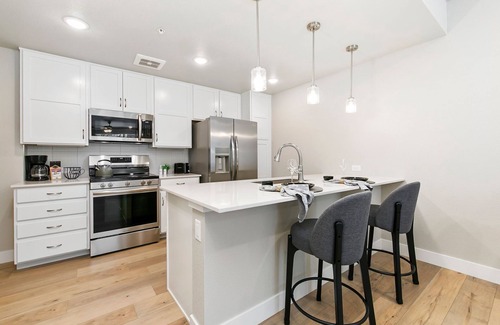 Fort Collins Condo | Modern Flat in Old Town N Attchd Gar/EV, Fireplace