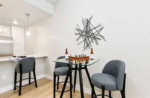 Fort Collins Condo | Modern Flat in Old Town N Attchd Gar/EV, Fireplace