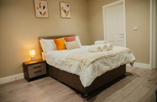 Wolverhampton Apartment | Modern Flat l Molineux 5 Min l Smart TV l WiFi l Free Parking