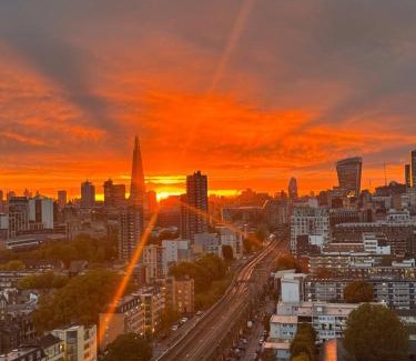 Shadwell Apartment | Modern Flat w Skyline Views PTK