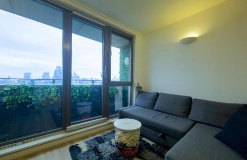 Shadwell Apartment | Modern Flat w Skyline Views PTK
