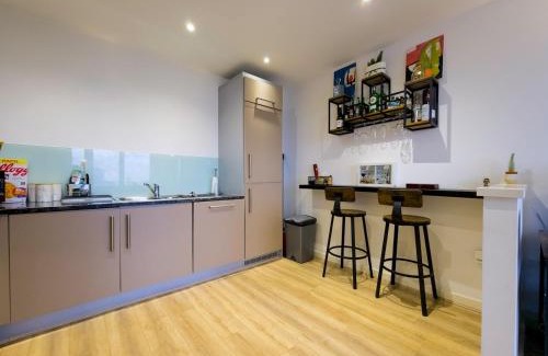 Shadwell Apartment | Modern Flat w Skyline Views PTK