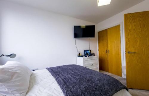 Shadwell Apartment | Modern Flat w Skyline Views PTK