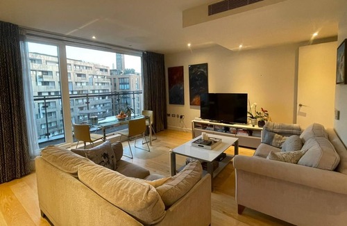 Churchill Apartment | Modern flat with 2 bed/2.5 bath, Balcony & Parking