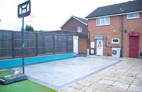 Leicester Apartment | Modern Flat with A/C & Basketball Court – Prime Leicester Location