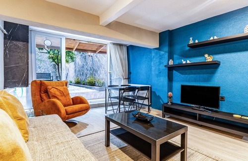 Rasimpasa Apartment | Modern Flat with Backyard in Kadikoy