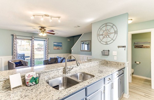 Mary Esther House | Modern Florida Townhome w/ Community Pool!