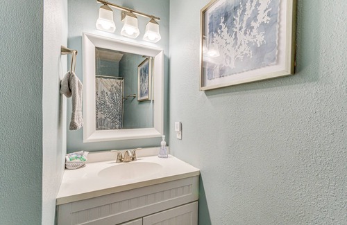 Mary Esther House | Modern Florida Townhome w/ Community Pool!