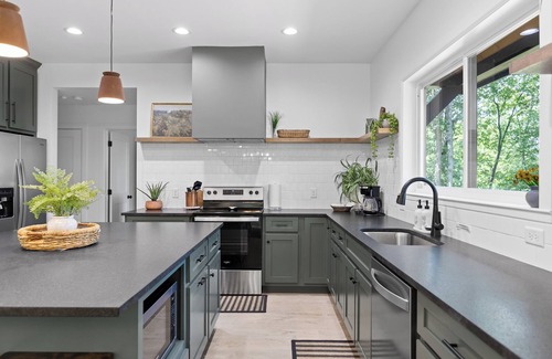 Monteagle House | Modern Forest House w/sunset views