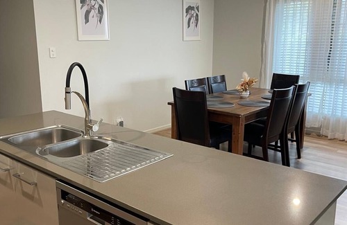 Deebing Heights House | Modern Four Bedroom Holiday Home Available in Deebing Heights