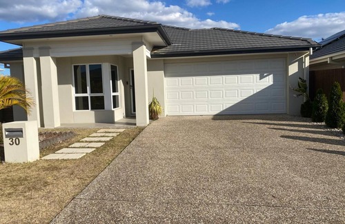 Deebing Heights House | Modern Four Bedroom Holiday Home Available in Deebing Heights