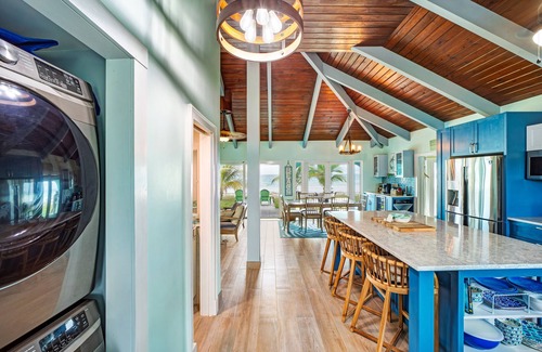 Pelican Point House | Modern Four Bedroom Home ON THE BEACH in Grand Bahama