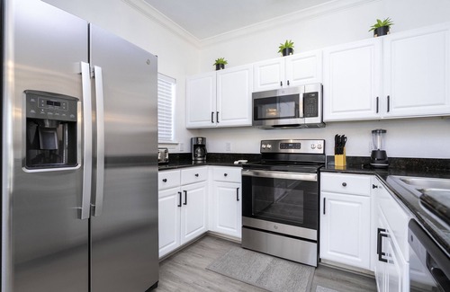 Indian Wells House | Modern FOUR-Bedroom piece of paradise close to Disney!