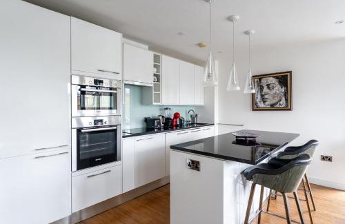 Colville Apartment | Modern, fully furnished apartment with ensuite, private balcony and elevator in Notting Hill