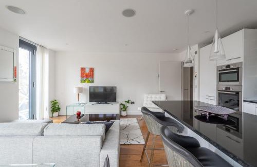 Colville Apartment | Modern, fully furnished apartment with ensuite, private balcony and elevator in Notting Hill