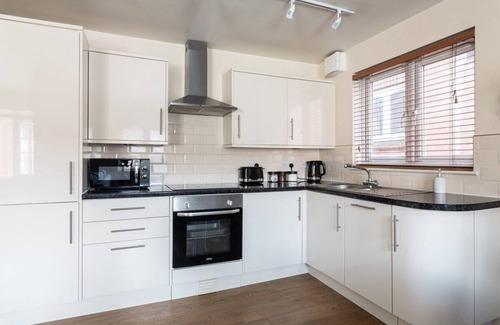 Maidenbower Apartment | Modern Fully Furnished Apartment/2 Parking Spaces