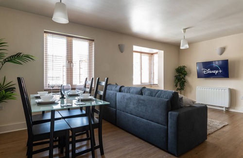 Maidenbower Apartment | Modern Fully Furnished Apartment/2 Parking Spaces