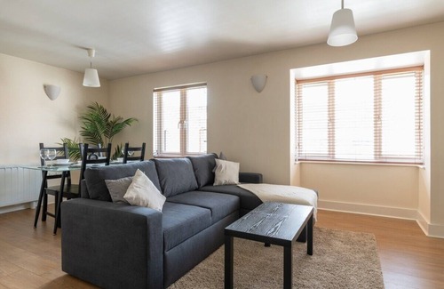 Maidenbower Apartment | Modern Fully Furnished Apartment/2 Parking Spaces