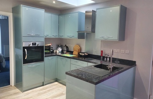 Lincoln Apartment | Modern fully self-contained Annex, free Parking private off street, large Garden