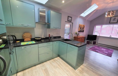 Lincoln Apartment | Modern fully self-contained Annex, free Parking private off street, large Garden