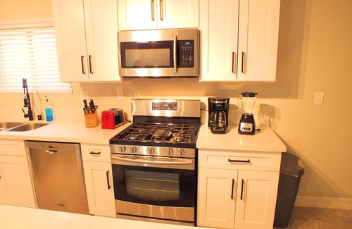 Green Valley North House | Modern- Fun + Great Amenities King Bed, 4 BR, 2 Car Garage