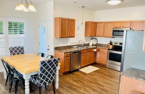 Westgate House | Modern Fun Home, w/neighborhood pool. Close to restaurants and shopping!