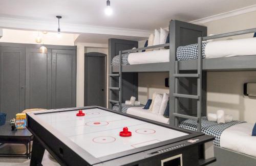 King's Cross Apartment | Modern & Funky 3-BR Duplex with Games Room & Sauna