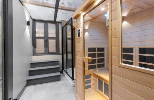 King's Cross Apartment | Modern & Funky 3-BR Duplex with Games Room & Sauna