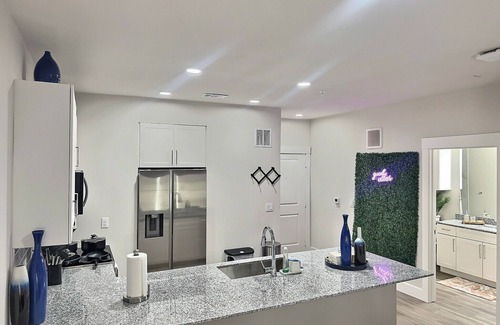 East Downtown Houston Apartment | Modern Furnished 1BR/Gated Parking/Near Downtown, Heights & Montrose