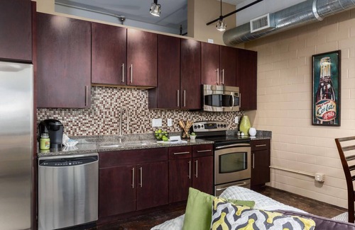 Arsenal Condo | Modern Furnished Condo Overlooking Downtown & Pool - 2 Blocks From Riverwalk