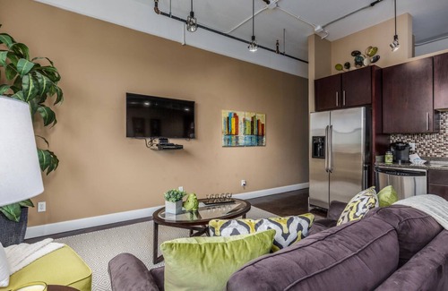 Arsenal Condo | Modern Furnished Condo Overlooking Downtown & Pool - 2 Blocks From Riverwalk