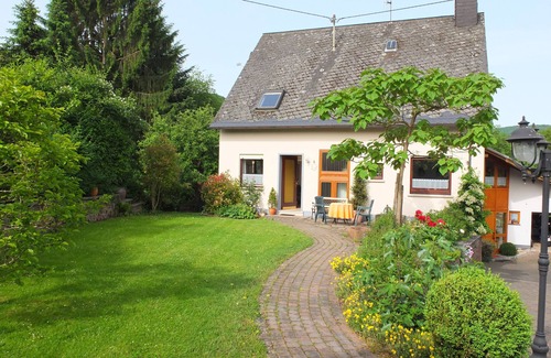 Alf House | Modern furnished cottage above the Mosel with a large sun terrace.