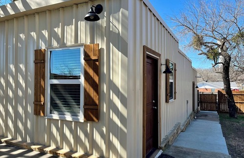 Eastland Apartment | Modern furnished, fully-equipped Studio Appartment in School Neighborhood