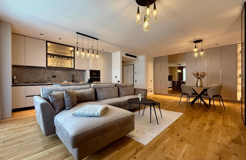 Pantelimon Apartment | Modern furnished vacation apartment with covered balcony directly on Lebada Lake