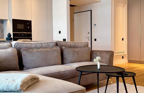Pantelimon Apartment | Modern furnished vacation apartment with covered balcony directly on Lebada Lake