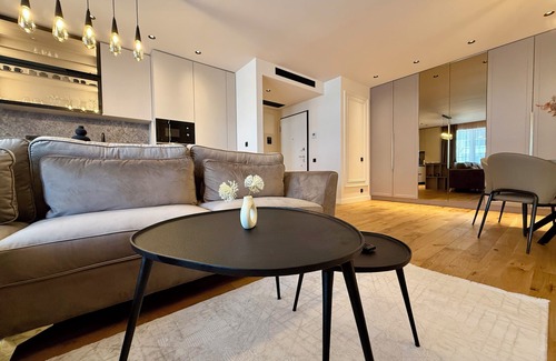 Pantelimon Apartment | Modern furnished vacation apartment with covered balcony directly on Lebada Lake