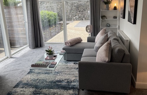 Menai Bridge Condo | Modern g/floor apartment with parking & EV charger in Menai Bridge