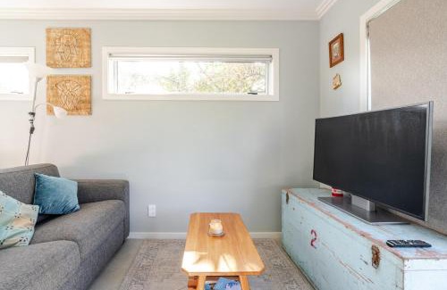 Auckland House | Modern Garden Cottage with Private Outdoor Area - New Lynn