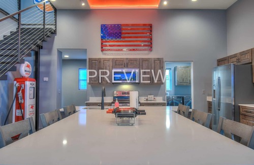 Northeast Heights House | Modern Gasoline Alley w/Hot Tub & 3 King Beds