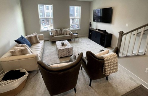 Glen Burnie House | Modern gateway near BWI/DC