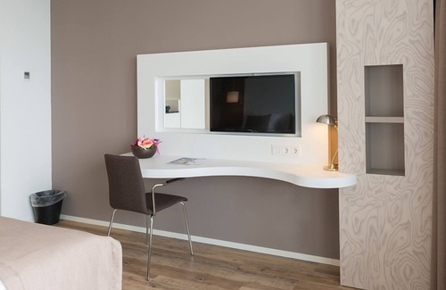 Wageningen House | Modern Getaway in Scenic Nature w/Spa & Dining | Reserves & Landmarks Nearby