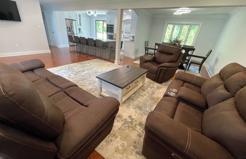 Poughkeepsie House | Modern Getaway Retreat House on 2 Acres