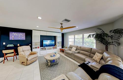 Yacht Club House | Modern Getaway