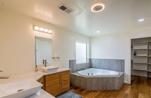 Northeast Heights House | Modern Getaway- Voice Activated Smart Home!