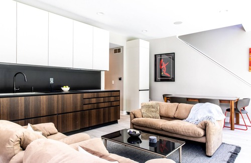 Union Pier House | Modern getaway with private beach, tennis court, free WiFi, & more