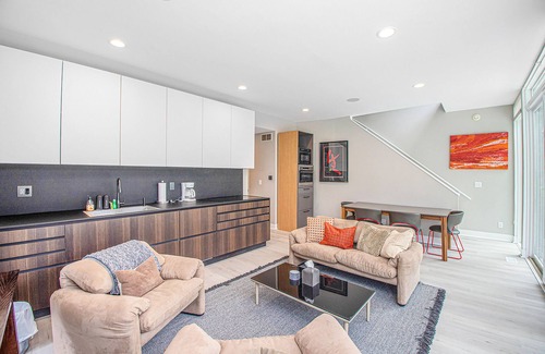 Union Pier House | Modern getaway with private beach, tennis court, free WiFi, & more